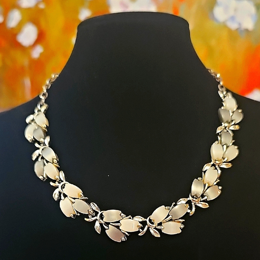 Vintage Silvertone Thermoset Floral Necklace